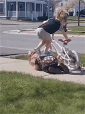 썸네일-동생에게 자전거 타는법 알려주는 언니-이미지