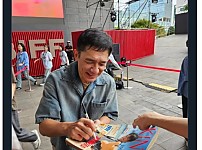 썸네일-팬이 내민 책에 깜짝 놀란 양조위.jpg-이미지