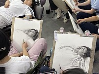 썸네일-미대수업 중 잠 자다가 대참사-이미지