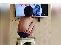 썸네일-엄마 외출 중 동생 돌보는 형.jpg-이미지